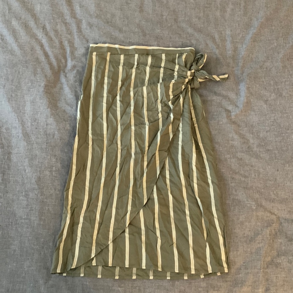High waisted, wrap skirt. Size 8. H&M. Green and white.